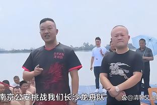 梅西场边看儿子训练，寒风中戴着帽子旁边放着马黛茶？